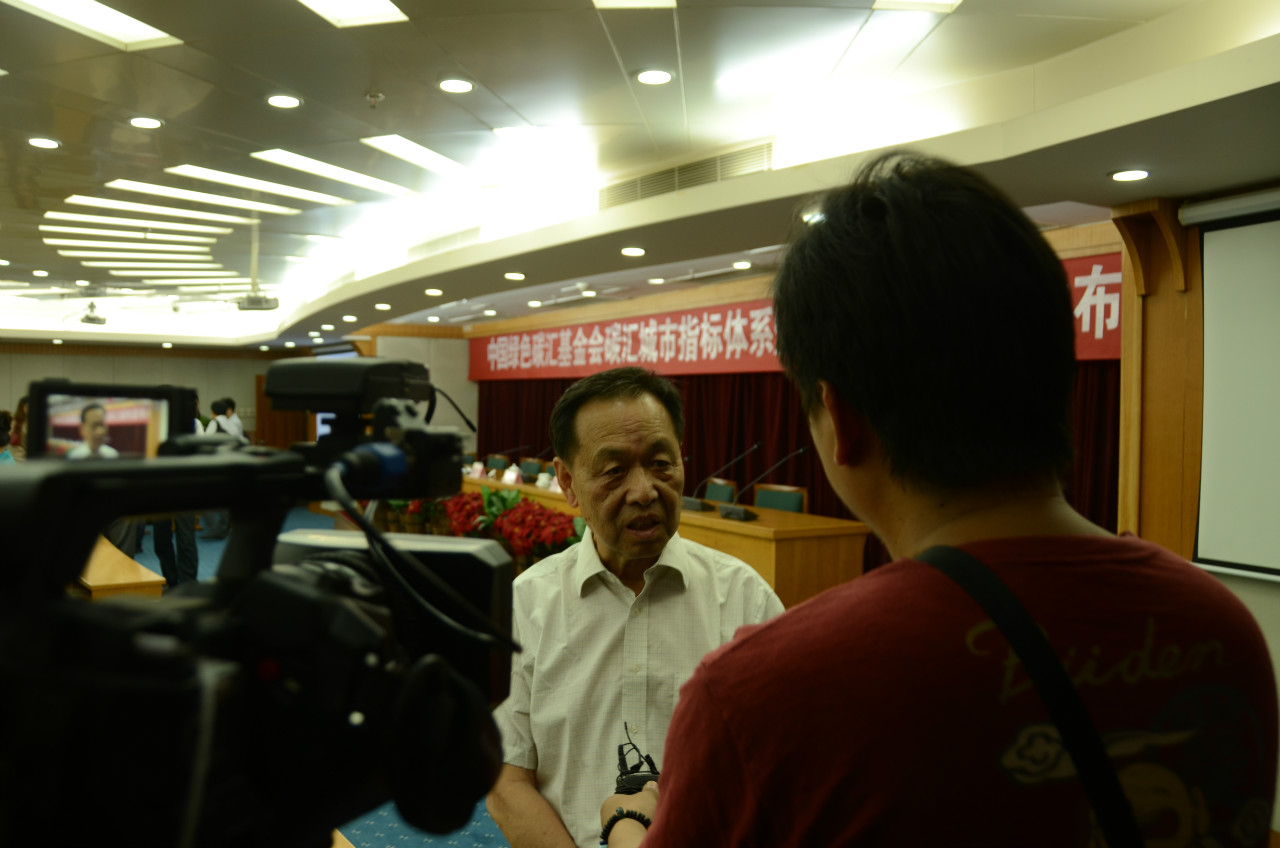 原林业部副部长、中国绿色碳汇基金会理事长刘于鹤接受凤凰卫视采访