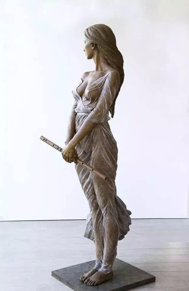 引起世界轰动的中国女雕塑家