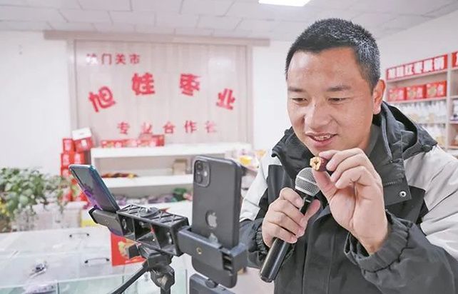 五连职工薛旭阳在网上销售自家种植的红枣。冯波 李嘉成 摄