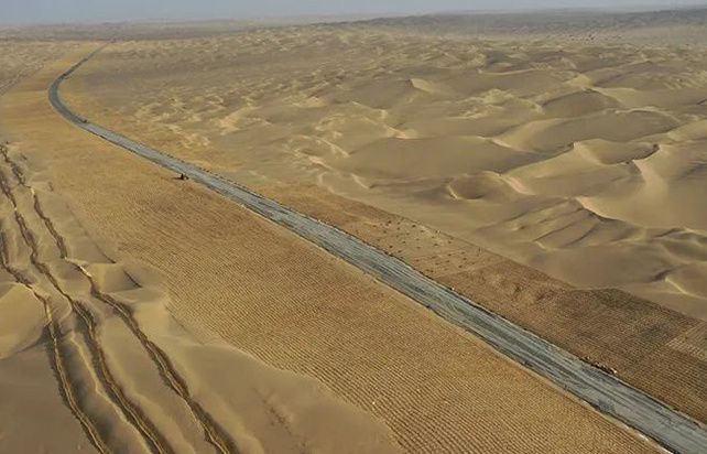 三十八团—塔中沙漠公路项目建设现场 严君峰 摄