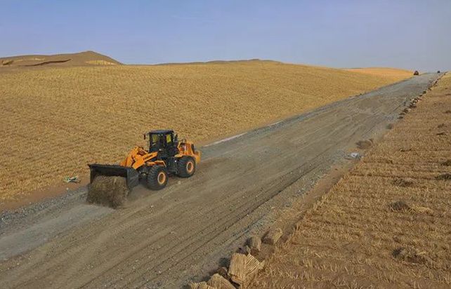 三十八团—塔中沙漠公路项目建设现场 严君峰 摄