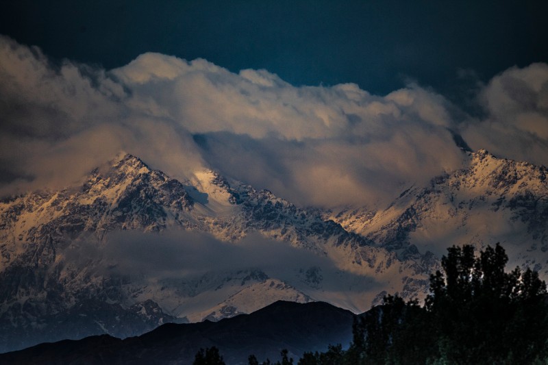 DN8E2156清晨的依连哈比尔尕山雪峰