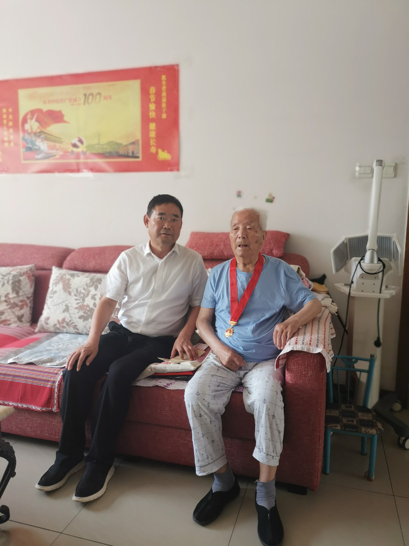 在王玉民家中,王占金为老同志佩戴了光荣在党50年纪念章,送去慰问
