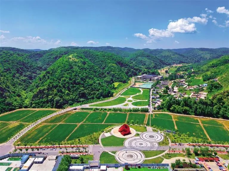 今天的南泥湾,青山连绵起伏,树木郁郁葱葱.本报记者 李旭佳摄