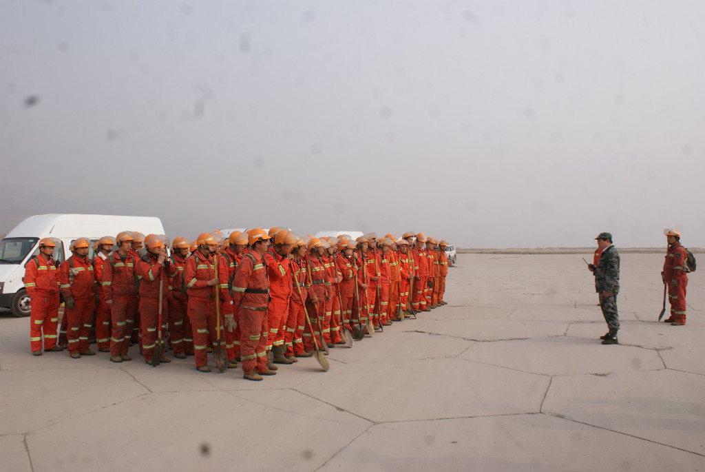关帝山森林消防队在文水马西飞机场进行森林扑火实战演练