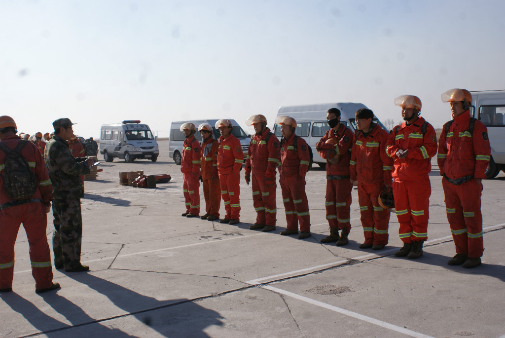 关帝山森林消防队在文水马西飞机场进行森林扑火实战演练