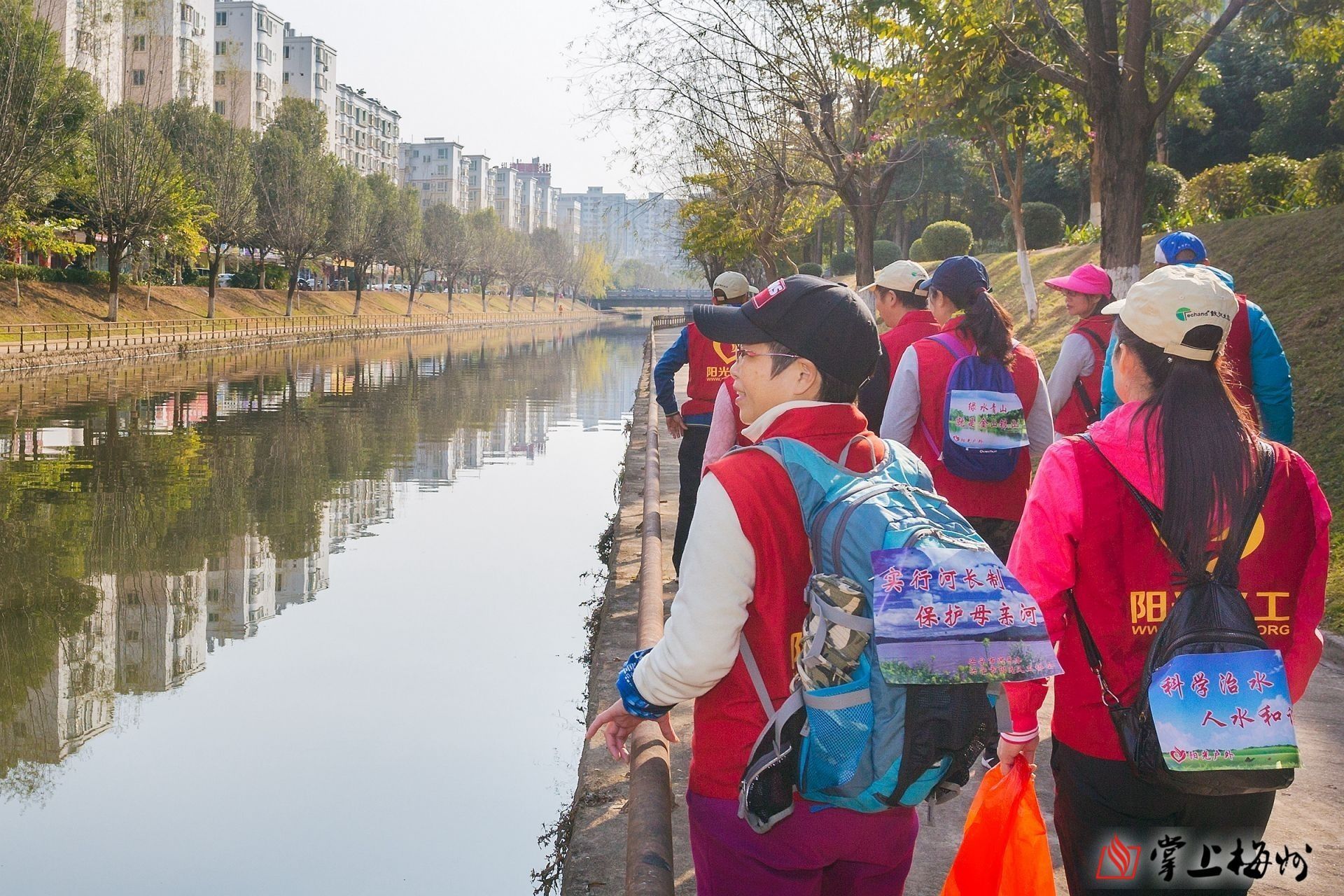 興寧的民間河長在和山河穿城段巡河,他們的揹包都貼有護河的宣傳標語