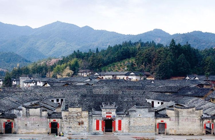 图为寻乌县澄江镇周田村围屋.坚持发展"乡村 旅游".