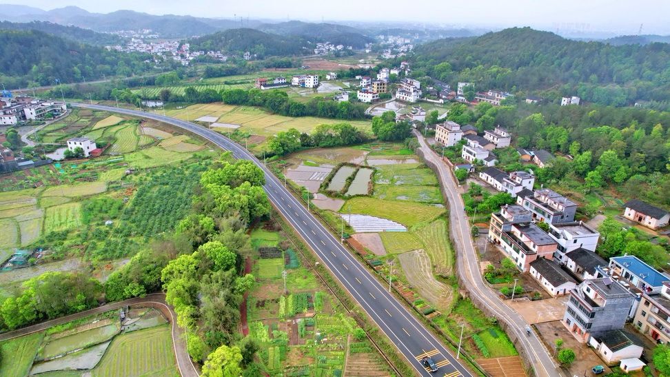 2022年3月27日,江西贛州蓉江新區潭東鎮龍井村,車輛行駛在新修建的