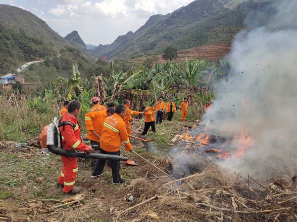 麻栗坡县八布乡开展森林草原防灭火应急演练
