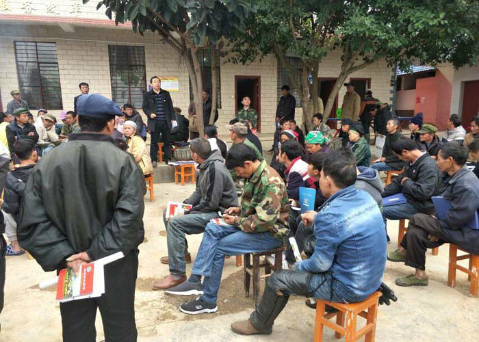 麻栗坡县八布乡利用扶贫义诊活动契机开展森林防火宣传