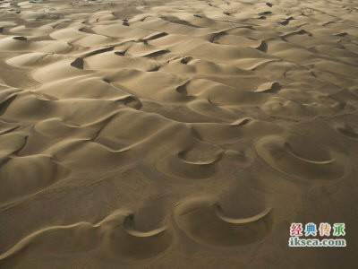 新月形沙丘形态图片