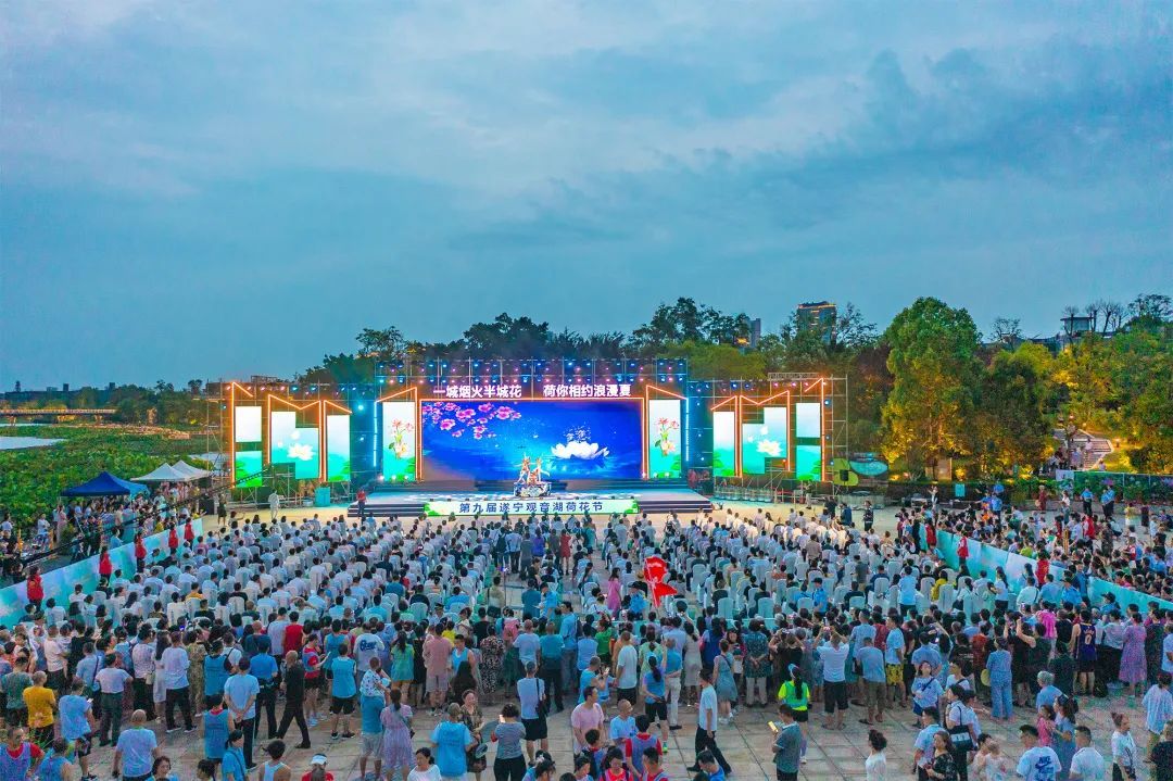 荷花节是准时点燃这份火热的火引,开幕式上演员热情洋溢的演绎着遂宁"