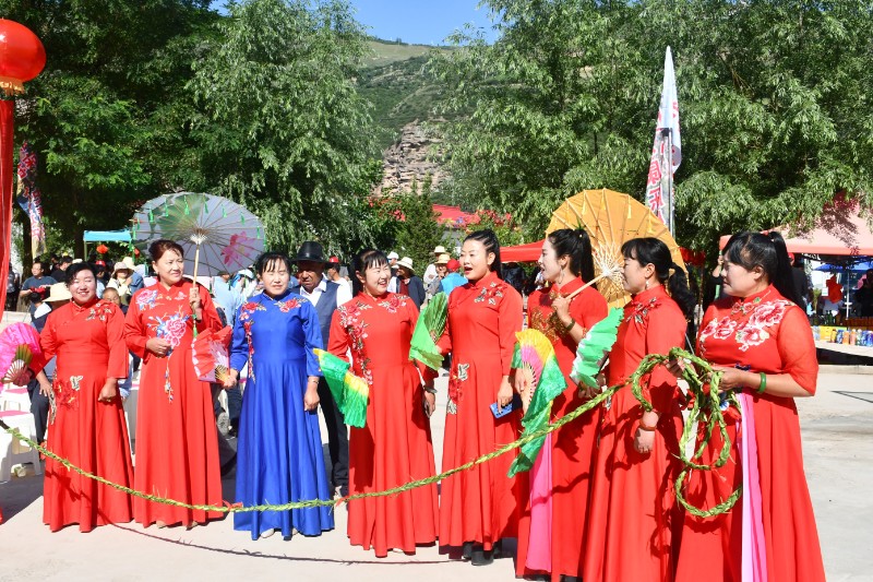 甘肃莲花山花儿会图片