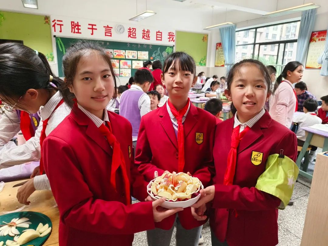 太甜啦盘龙这所小学苹果集市开集