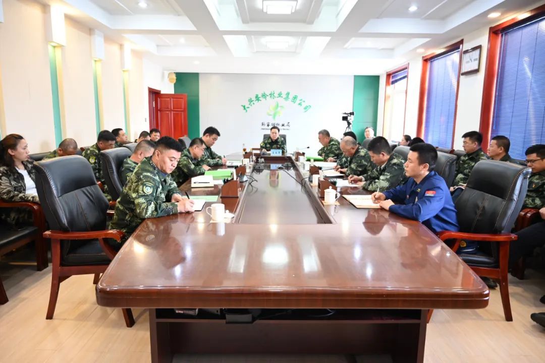 党委书记王成军主持会议并讲话,党委副书记,局长于洪涛出席会议并安排