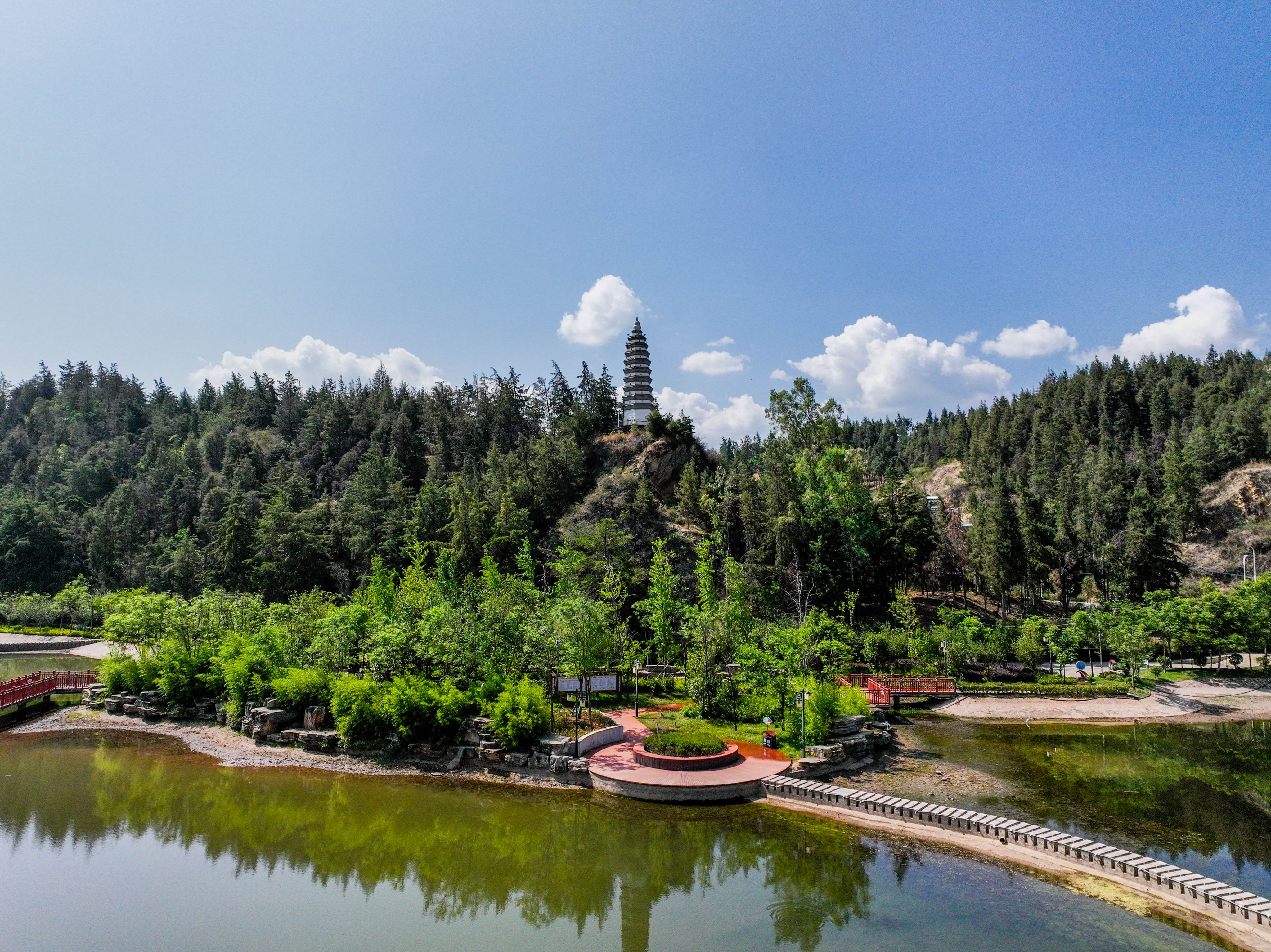 城区鸟瞰城区一隅白塔湖景观近日,楚雄州大姚县持续迎来高温,酷热的