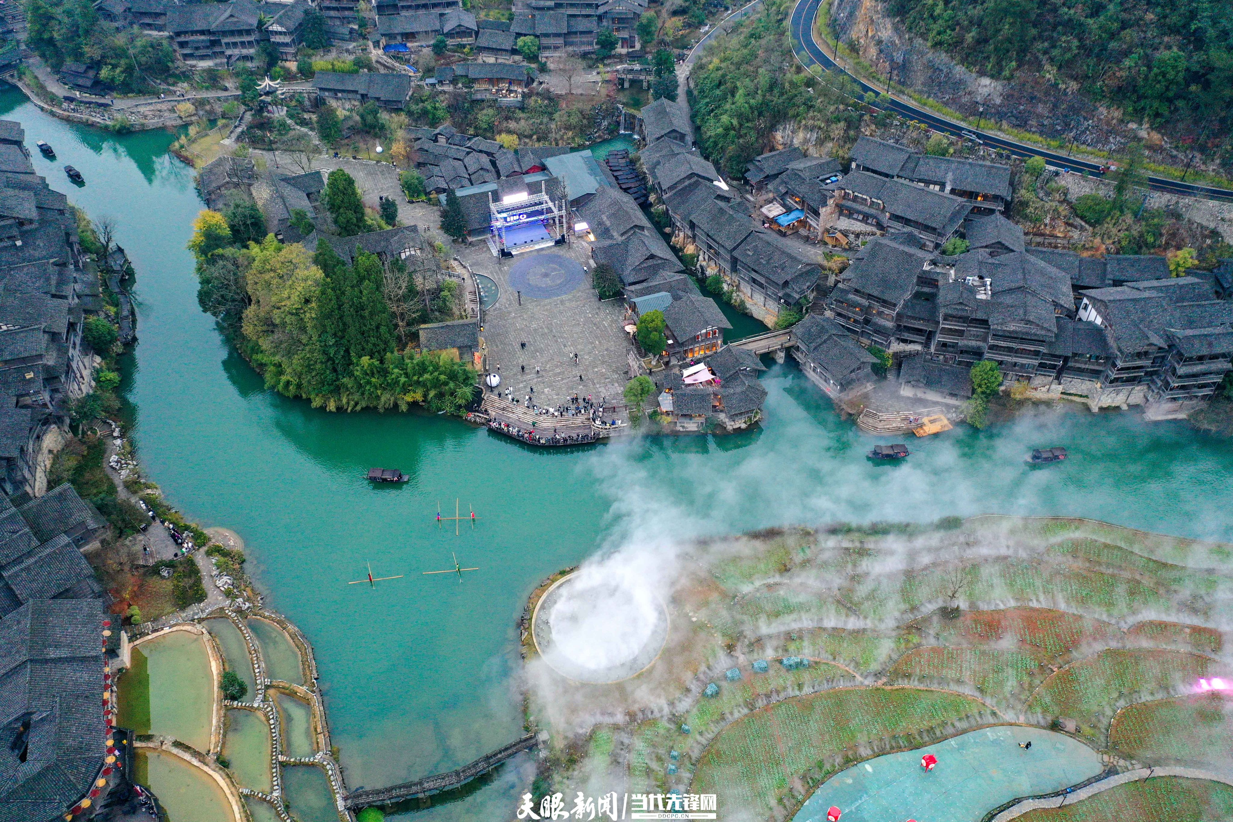 贵州乌江寨国际旅游度假区秀美风景吸引诸多游客前来游玩.