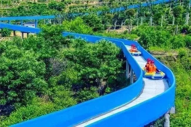 水乐园如卡通世界般的造型和色彩仿佛梦入童话世界彩虹滑梯带来风驰电