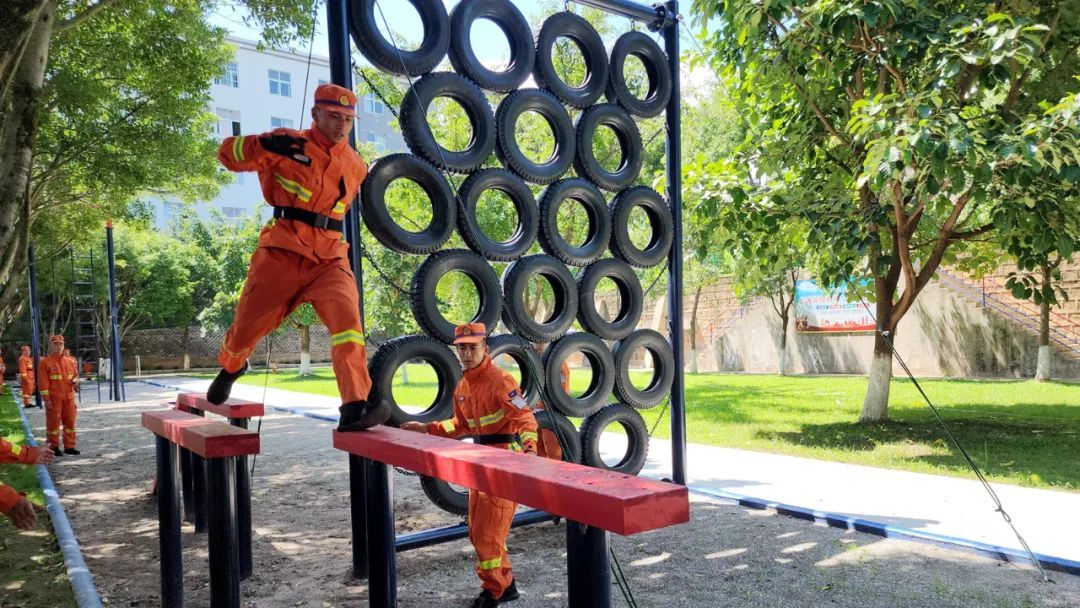 大理州森林消防支队永平中队看新消防员如何在200米灭火障碍中崭露头