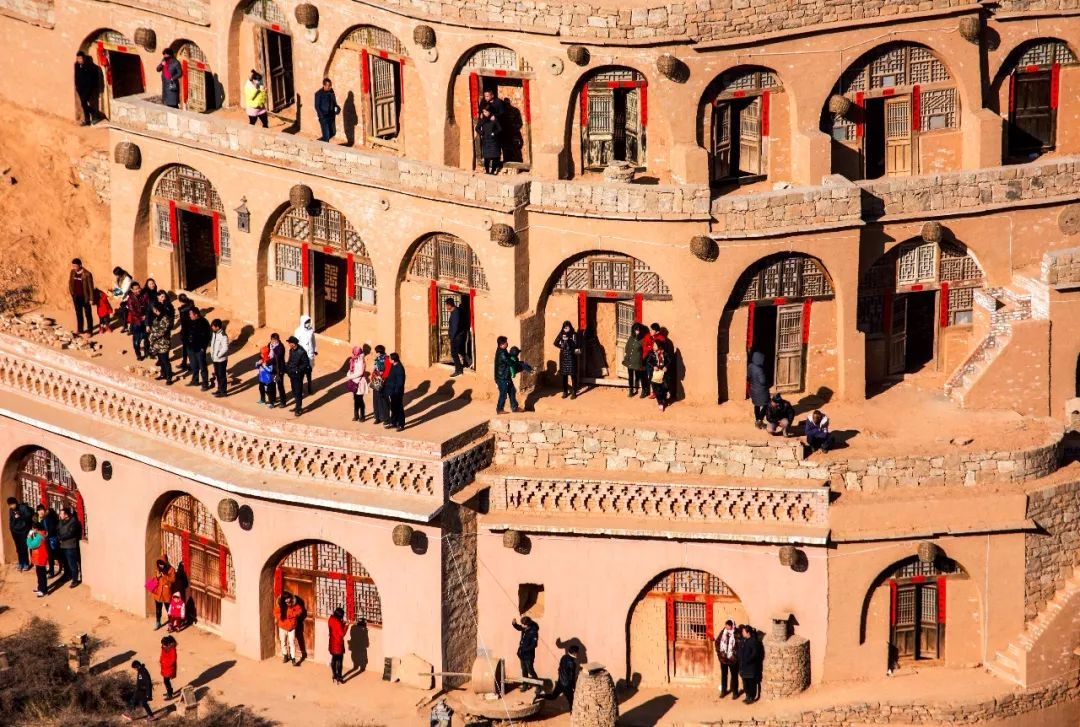 下图为陕西省佳县坑镇赤牛坬村,摄影师@刘江)有如现代楼房众多窑洞