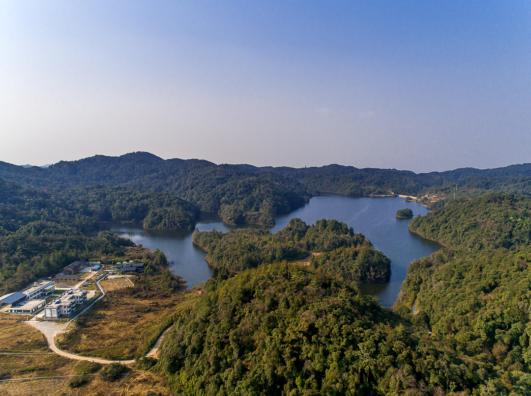 待凤哀牢山森林站位于普洱市景东彝族自治县太忠镇哀牢山原始森林内