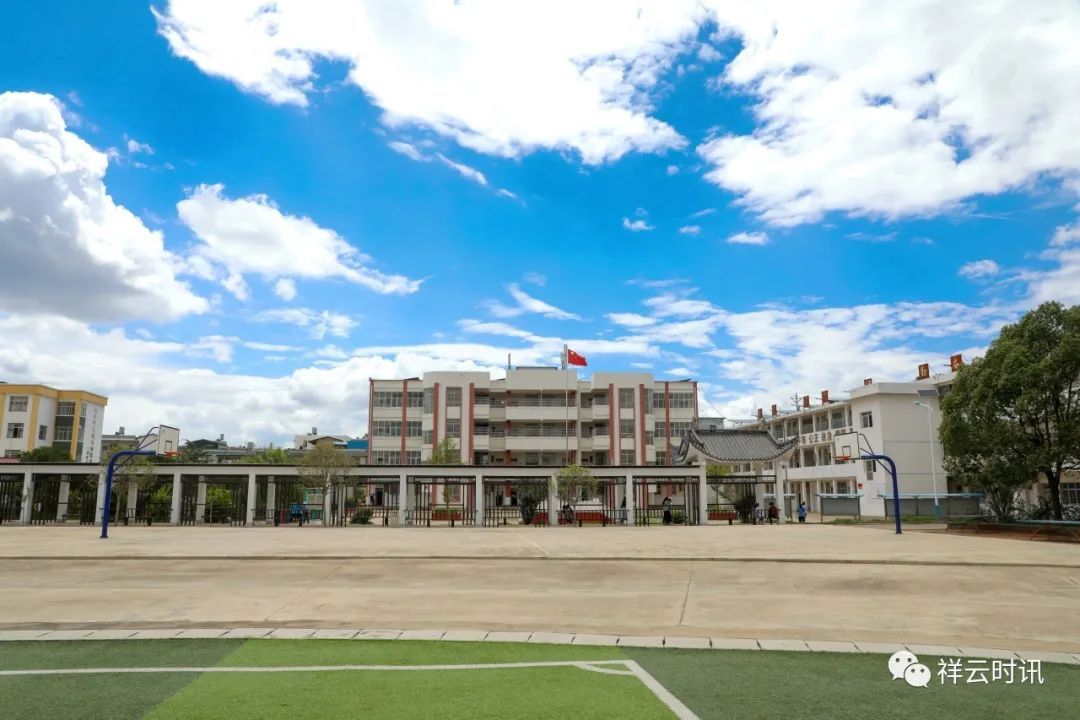 毗邻风光秀丽的青海湖,面向沙龙镇下辖青海,白岩,谢官,板桥,石壁,花园