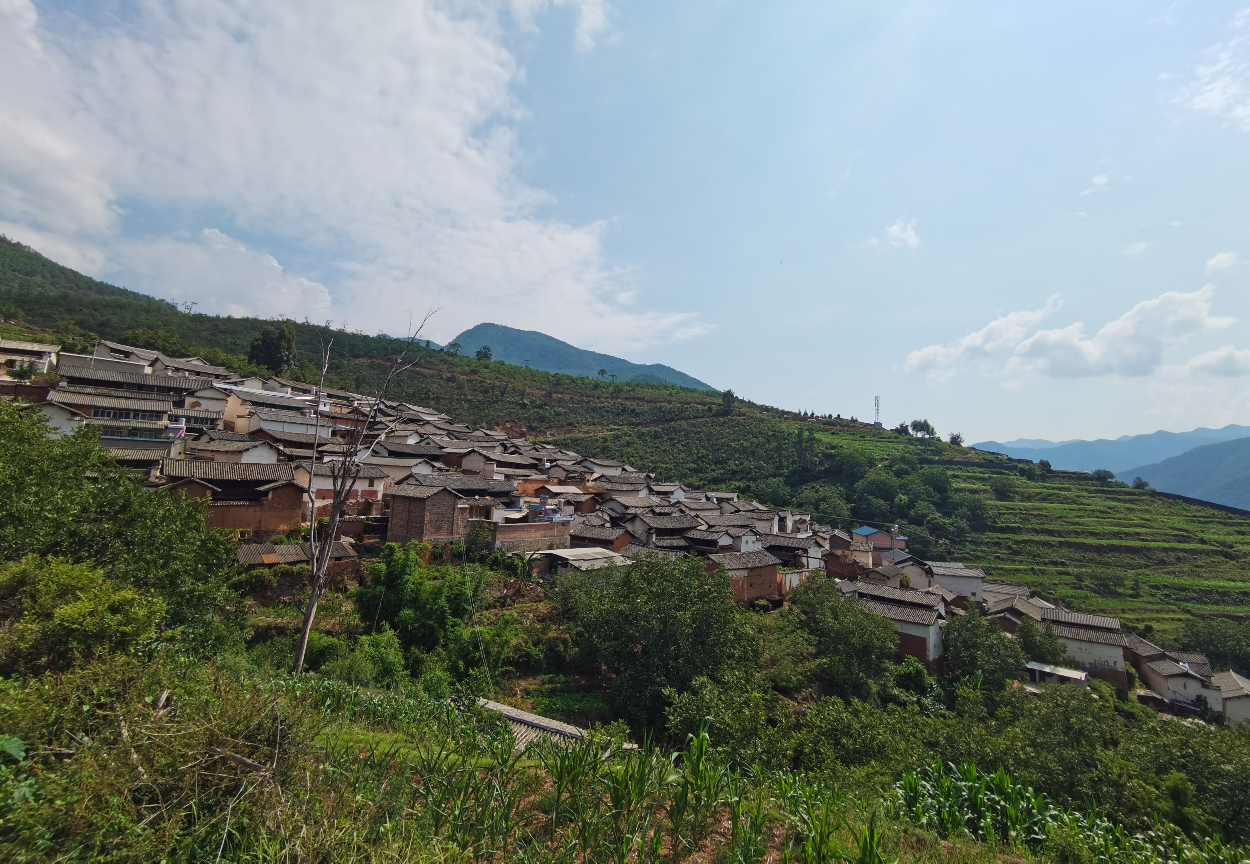 静谧山村图片