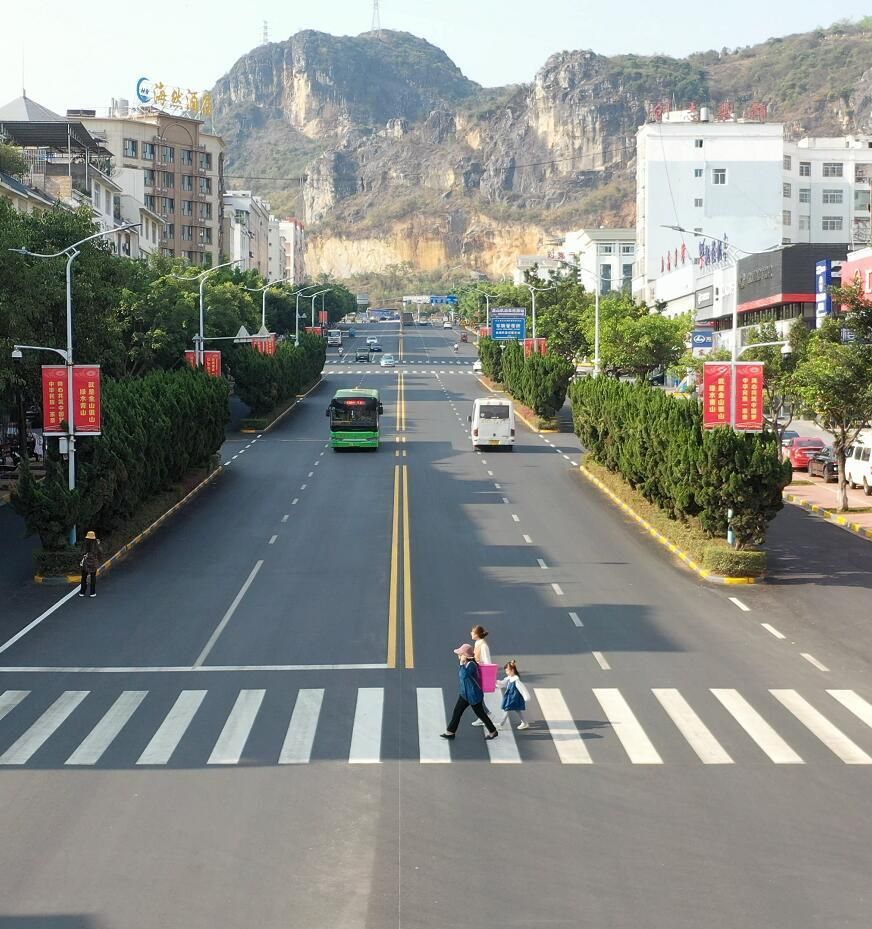 云南文山城市颜值再提升21条道路换新装