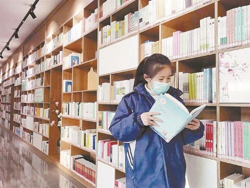 读者在可克达拉市图书馆看书(资料图片). 兵团日报记者 兰玲玲 摄