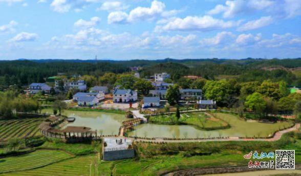 趣味乐园,品尝农家美食,感受乡土气息·近日,不少游客来到井心村