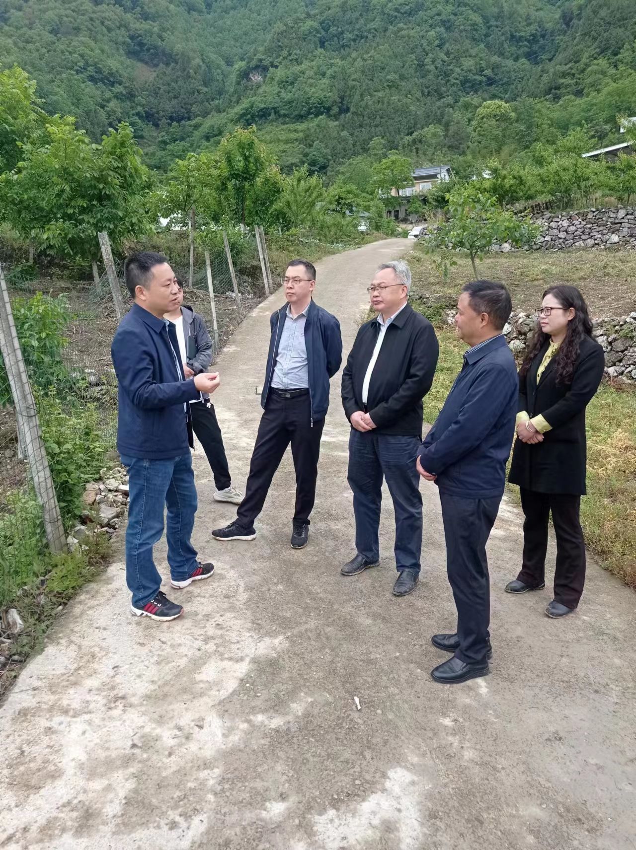 林业局党组成员,总工程师胡建军,朝天区人民政府副区长杨金军参加调研