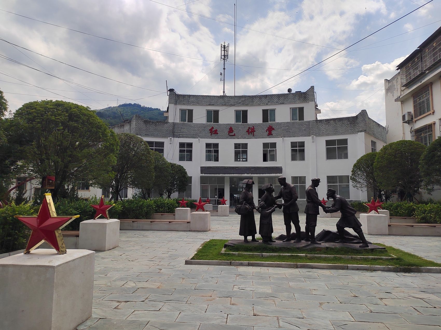 当天下午,记者来到了位于禹里镇的红军长征纪念馆,北川革命烈士墓等地