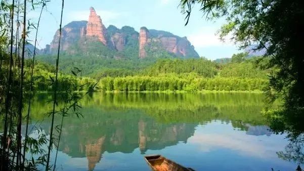 閱丹公路把丹霞山三大核心景區巴寨,陽元山和長老峰串連在了一起騎行