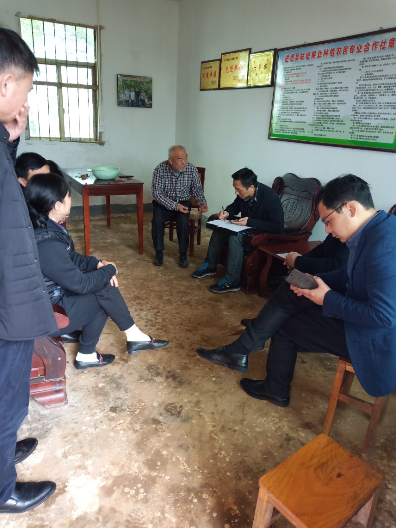 3月29日,省林业局党组成员,副局长罗勤到省林业科技推广总站在进贤县