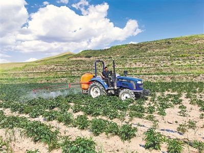  p> 7月13日,海原县关庄乡高台村村民李七五驾驶农机喷洒除草剂. /p>