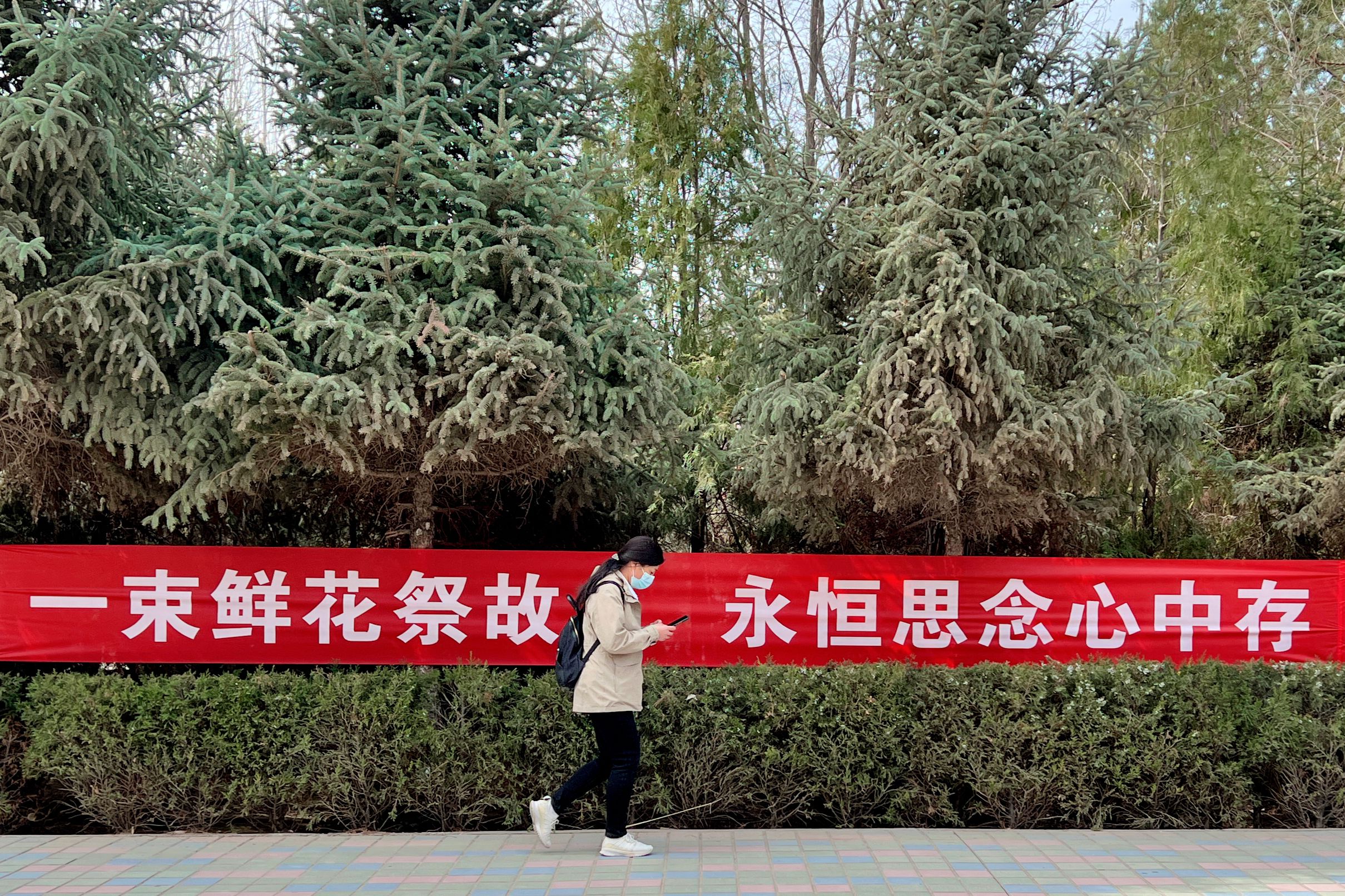 清明临近文明祭奠树新风