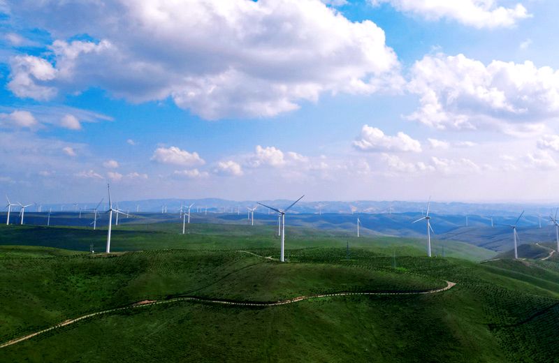 中卫市海原县风电场云海缠绕南华山景美如画