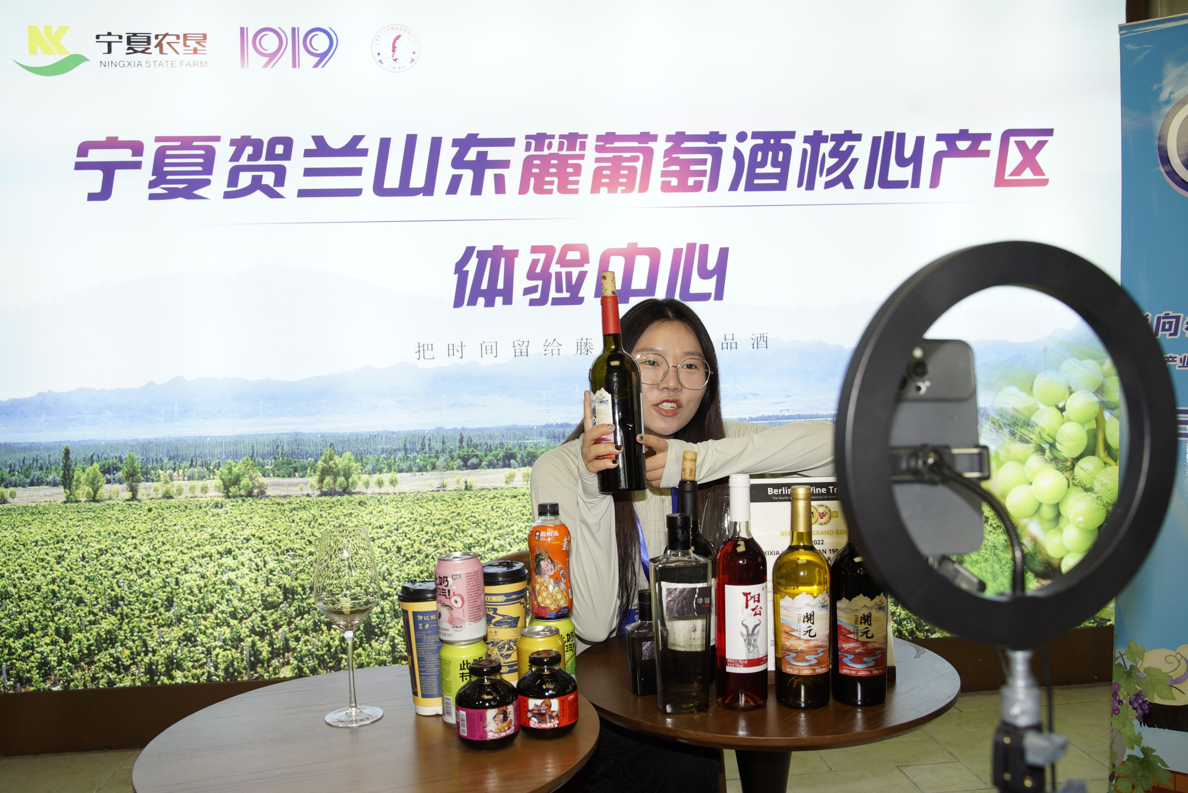 开播吧宁夏千杯美酒之旅小分队走进贺兰山东麓葡萄酒产区