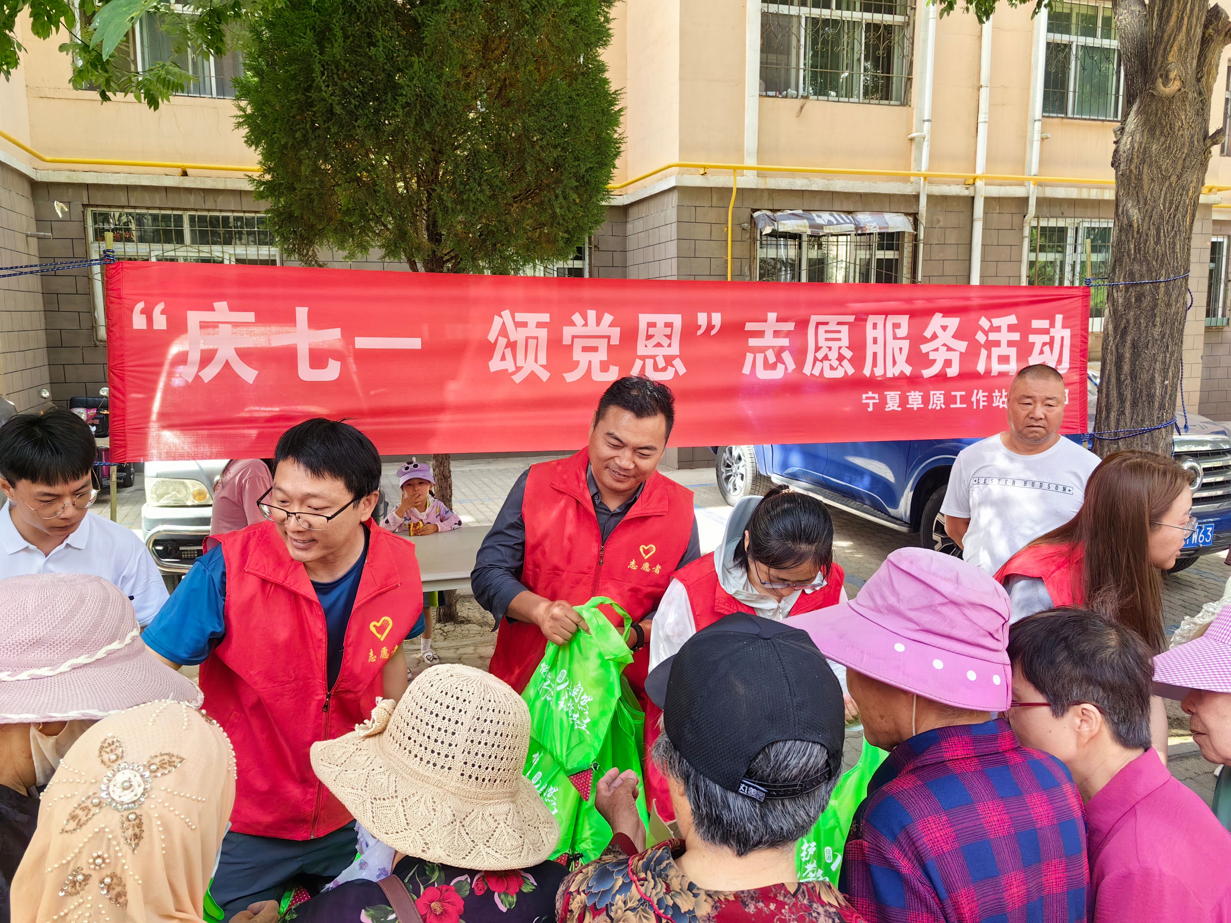 志愿服务活动现场通过设立法律咨询服务台,发放宣传资料,现场讲解等