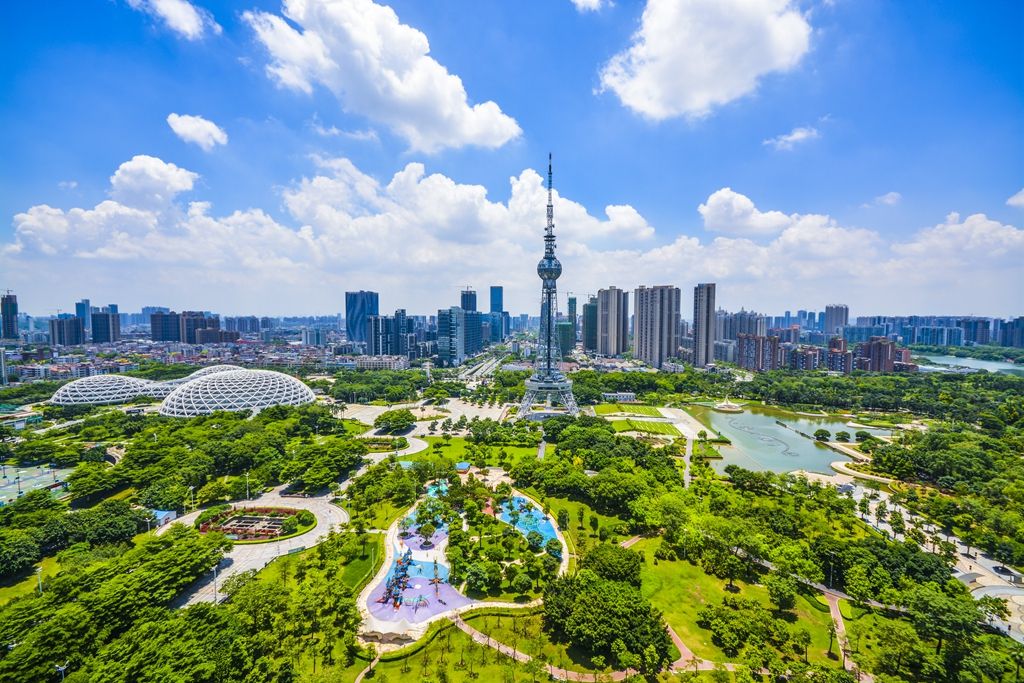 蓝天白云下的文华公园电视塔和岭南明珠体育馆 20200612禅城区岭南
