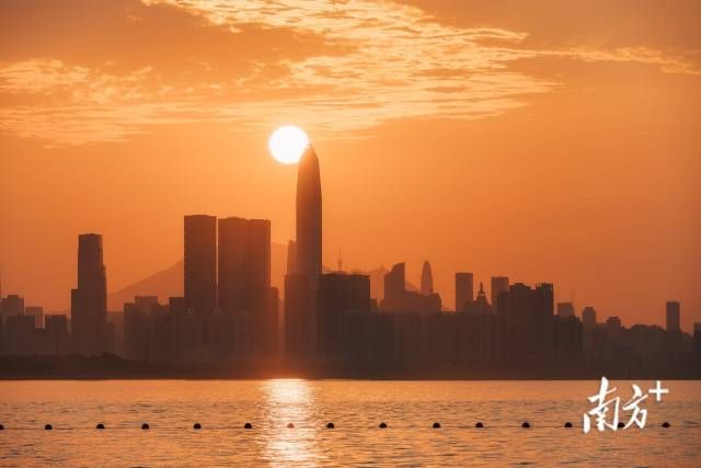 5月4日,日出时刻,朝阳划过深圳平安国际金融中心大厦.泓sam 摄