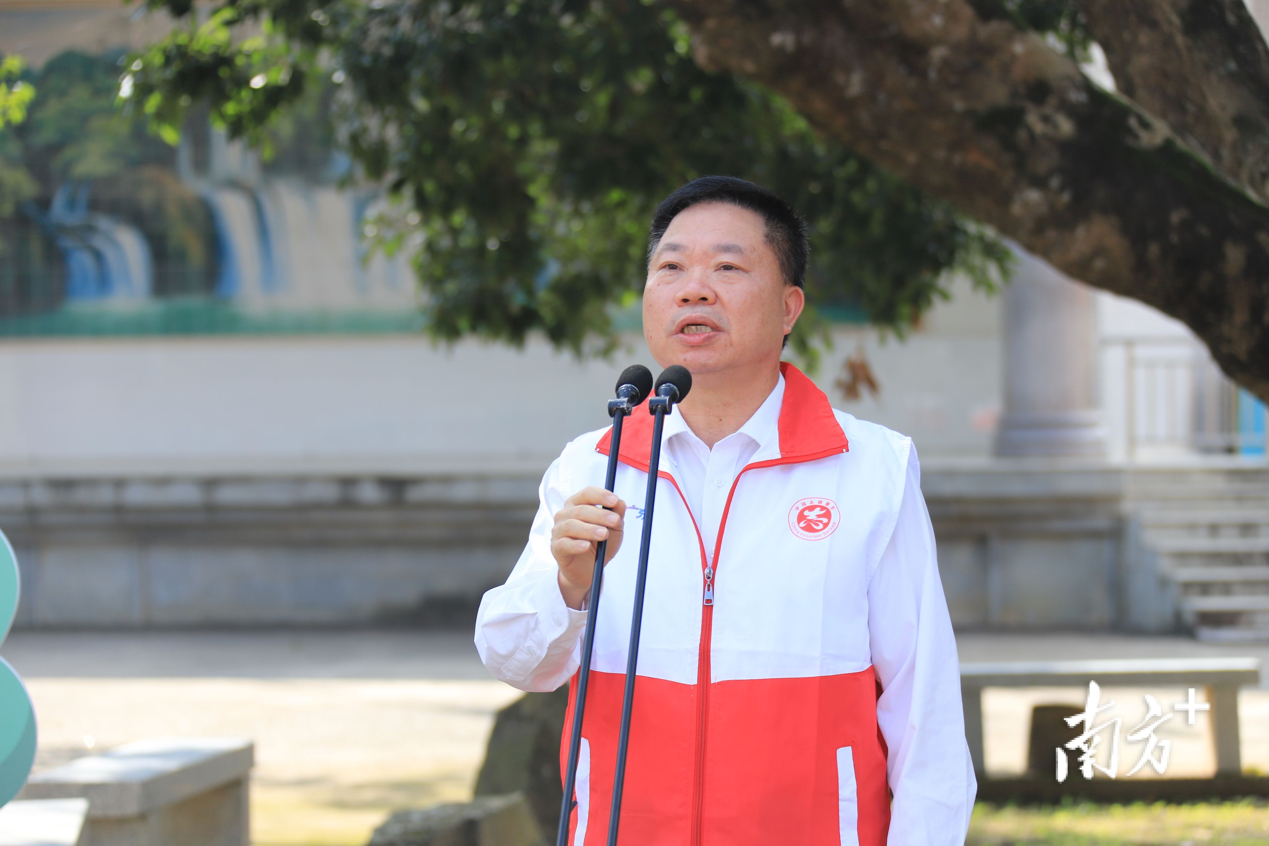 "深圳市委社会工作部部长,市委"两新"工委书记何奕飞表示.