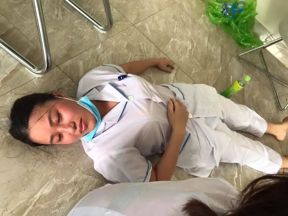 越南疫情一线医务人员累瘫,总理致信一线医务人员