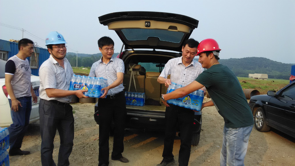 江苏天泉湖公司领导深入翡翠谷施工现场慰问工人