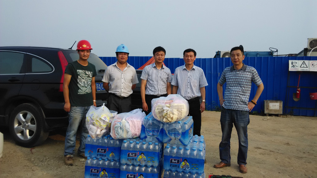 江苏天泉湖公司领导深入翡翠谷施工现场慰问工人