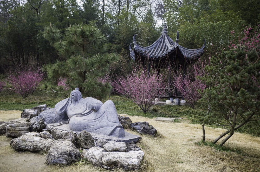 如旧的基本原则,兴建了两院三进孟浩然隐居故里,并开办"孟浩然纪念馆"