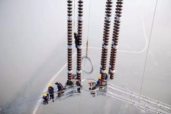 随着最后一道工序阻尼线在长江上空安装完工,由安徽送变电工程