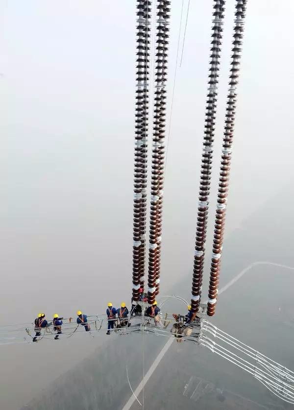 随着最后一道工序阻尼线在长江上空安装完工,由安徽送变电工程公司