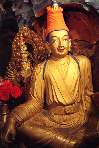 三位后妃,左为赤尊公主,中间为门萨赤江怀抱王子贡日贡赞,右为文成